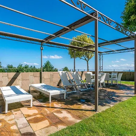 In With Outdoor Swimming Pool Сasa de vacaciones