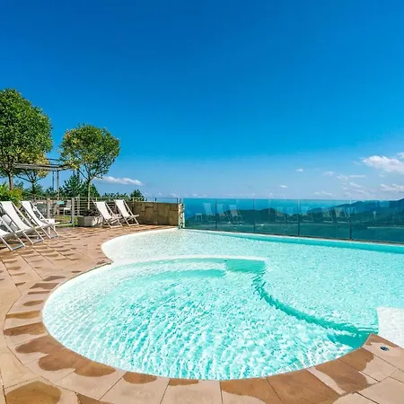 In With Outdoor Swimming Pool Сasa de vacaciones